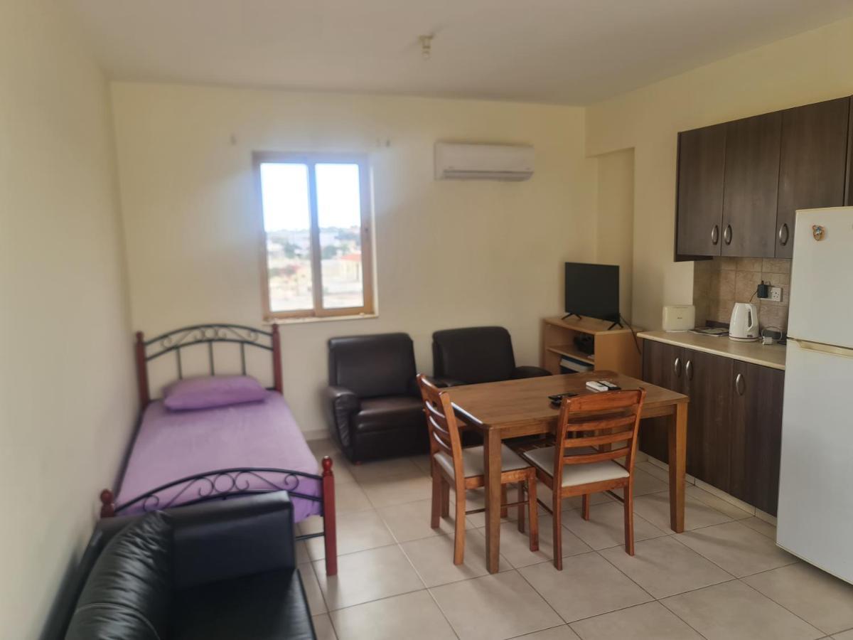 Apartamento Top Floor 1 Bdrm Aprtrmnt Dromolaxia Exterior foto